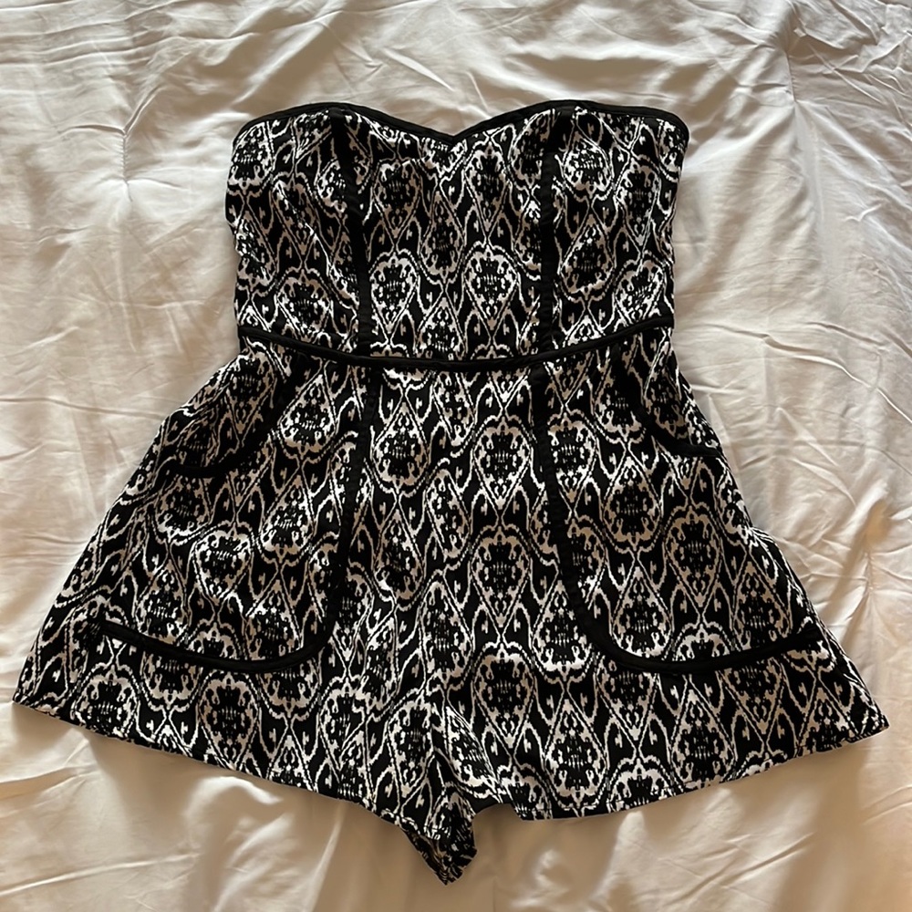 Black and white romper with a stretchy back and pockets!
